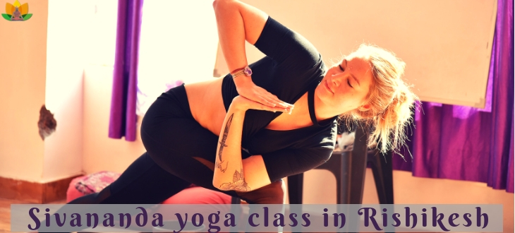 Sivananda yoga class in Rishikesh